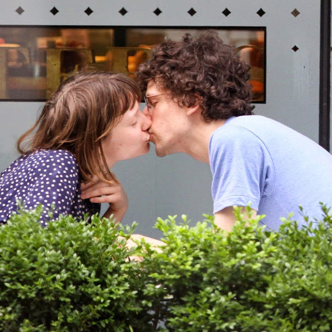 Photo : ミア・ヴァシコウスカとジェシー・アイゼンバーグの映画の一場面ではなくて、プライベートのキス写真 ! !