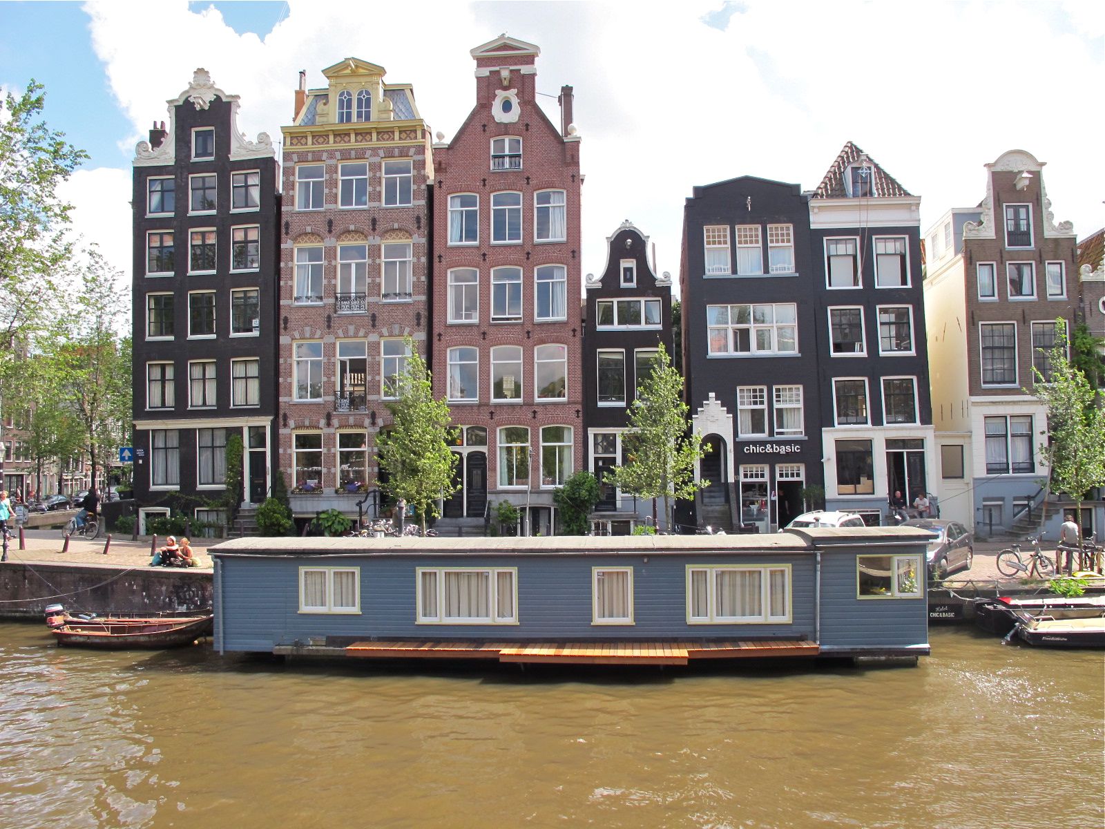 Амстердам зеленоградск. Фелисити Хаус Амстердам. Хаусбот в Амстердаме. Дом на Кайзерграхт в Амстердаме. Амстердам голландские домики.