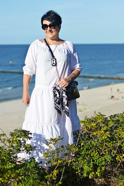 stylizacja nad morze, biała sukienka maxi  