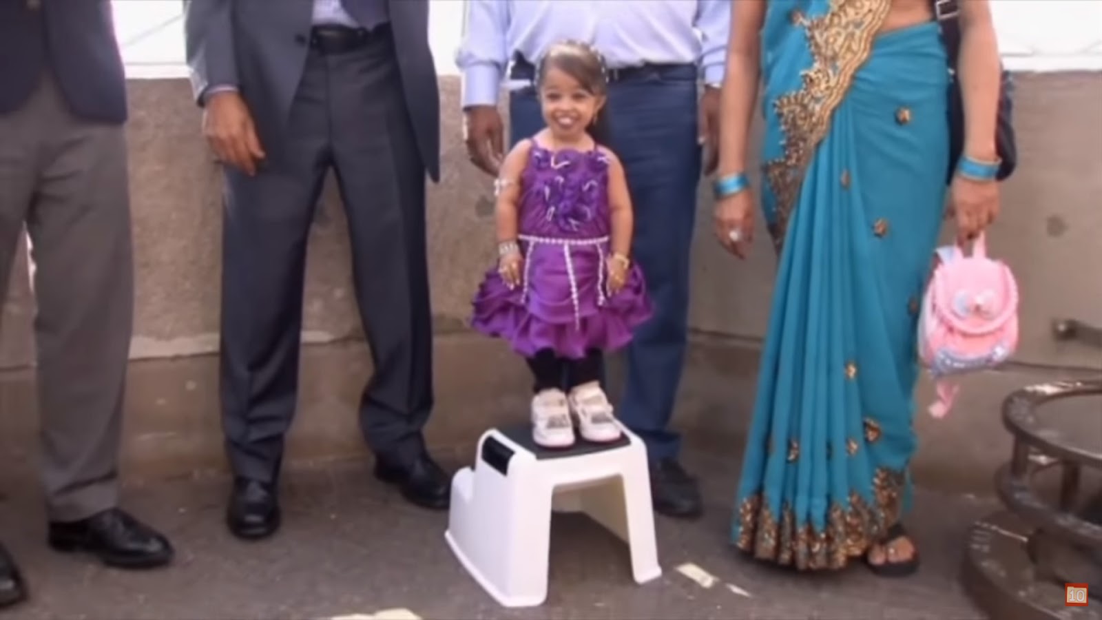 Is the shortest in the world. Джиоти Амге. Йоти АМГЭ И ее муж. Джиоти АМГЭ сейчас. Джоти Амги и ее муж.