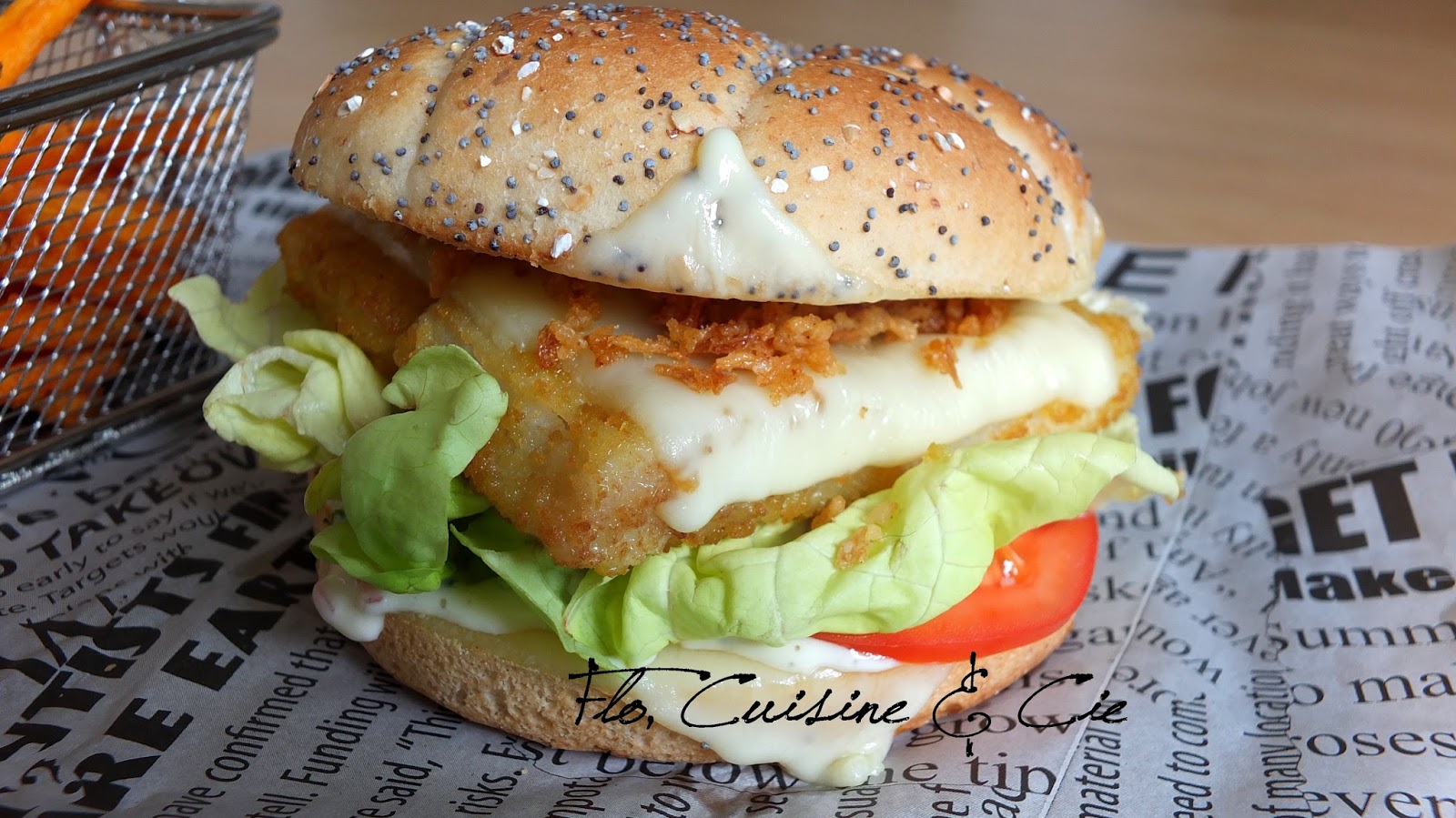 Flo, Cuisine & Cie. Burger au poisson pané, oignons frits sauce