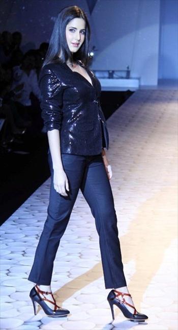 katrina kaif pink frock ramp walk katrina kaif pink frock ramp walk