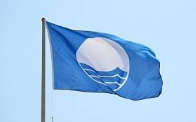 ¿qué significa la bandera azul en la playa?