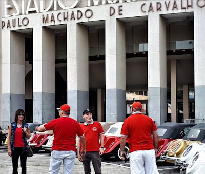 MP Lafer Futebol Clube? Não, as camisas vermelhas diante do acesso monumental do Pacaembu são de um clube que congrega várias torcidas. 