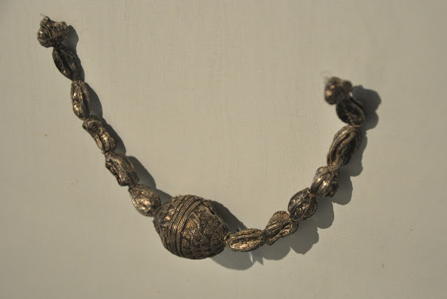 Naszyjnik z srebrnych paciorów pochodzący ze skarbu wczesnośredniowiecznego z Lisówka