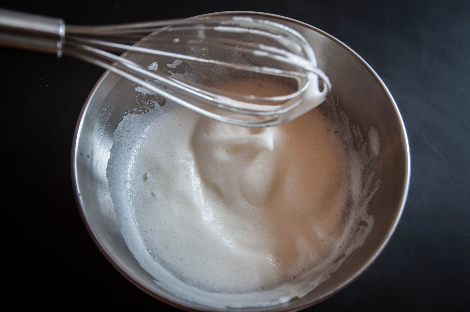 взбитые кокосовые сливки. кокосовое молоко в банке. как взбить кокосовое молоко. взбитые белки. взбитый яичный белок.