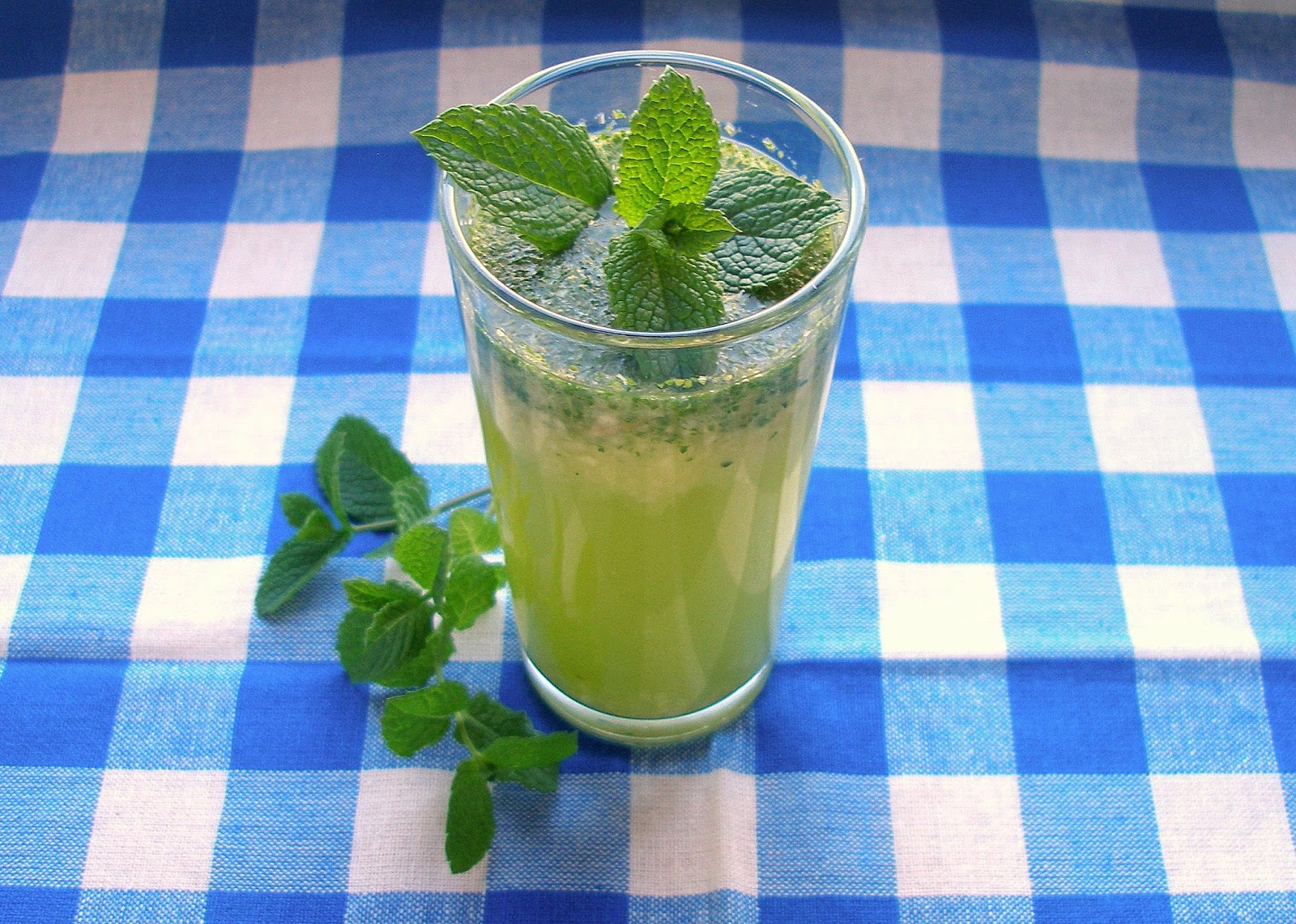 блюда из мяты. сок с мятой. сироп мятная мята мохито. мятно-лаймовый лимонад. сок из мяты.