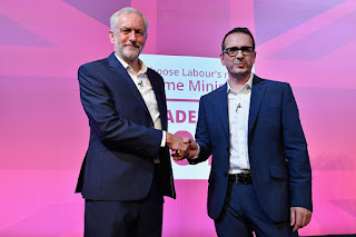 Los dos candidatos a la elección del Partido Laborista, Jeremy Corbyn y Owen Smith, se dan la mano antes del debate entre ambos