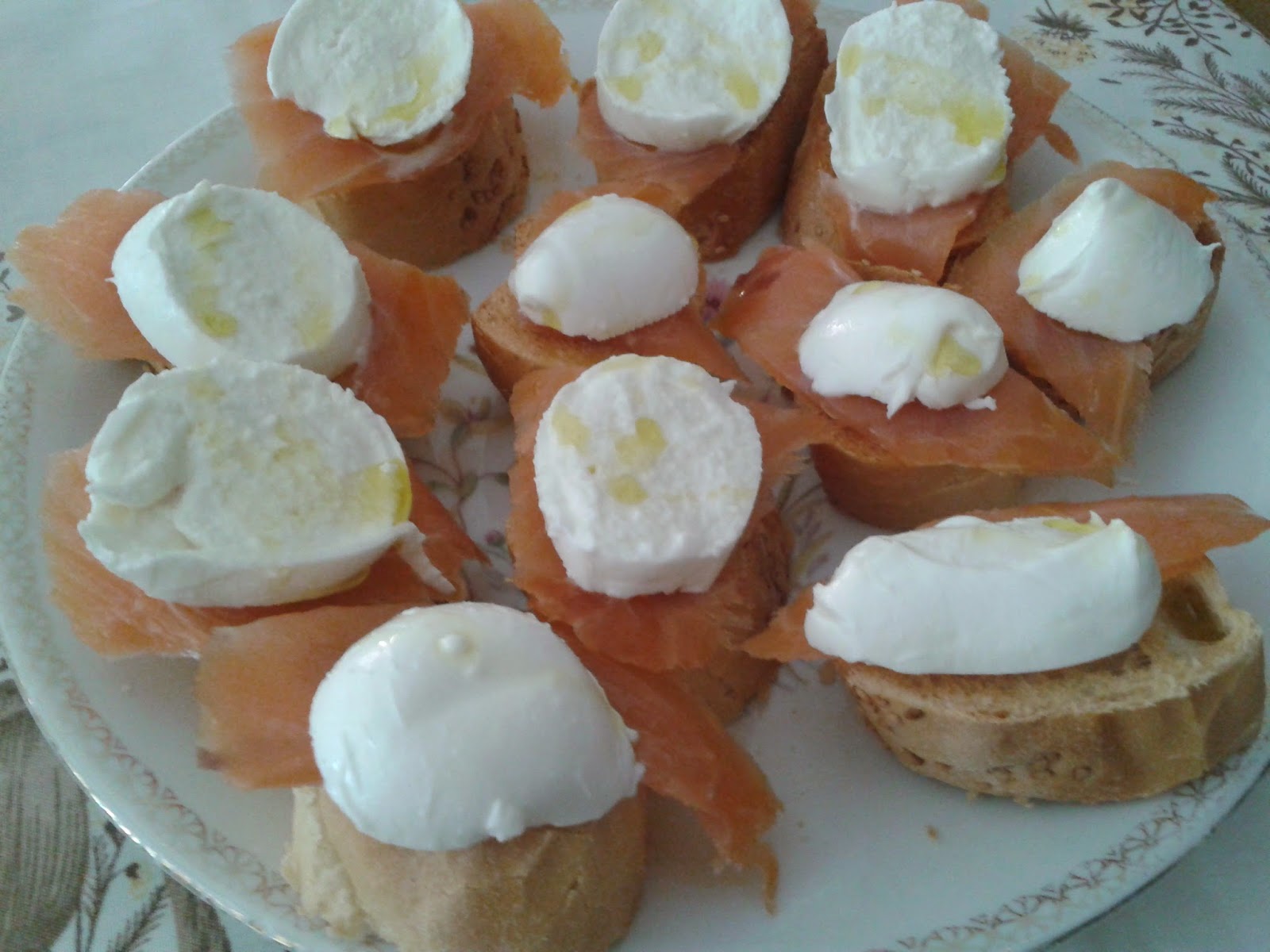 crostini con bufala e salmone