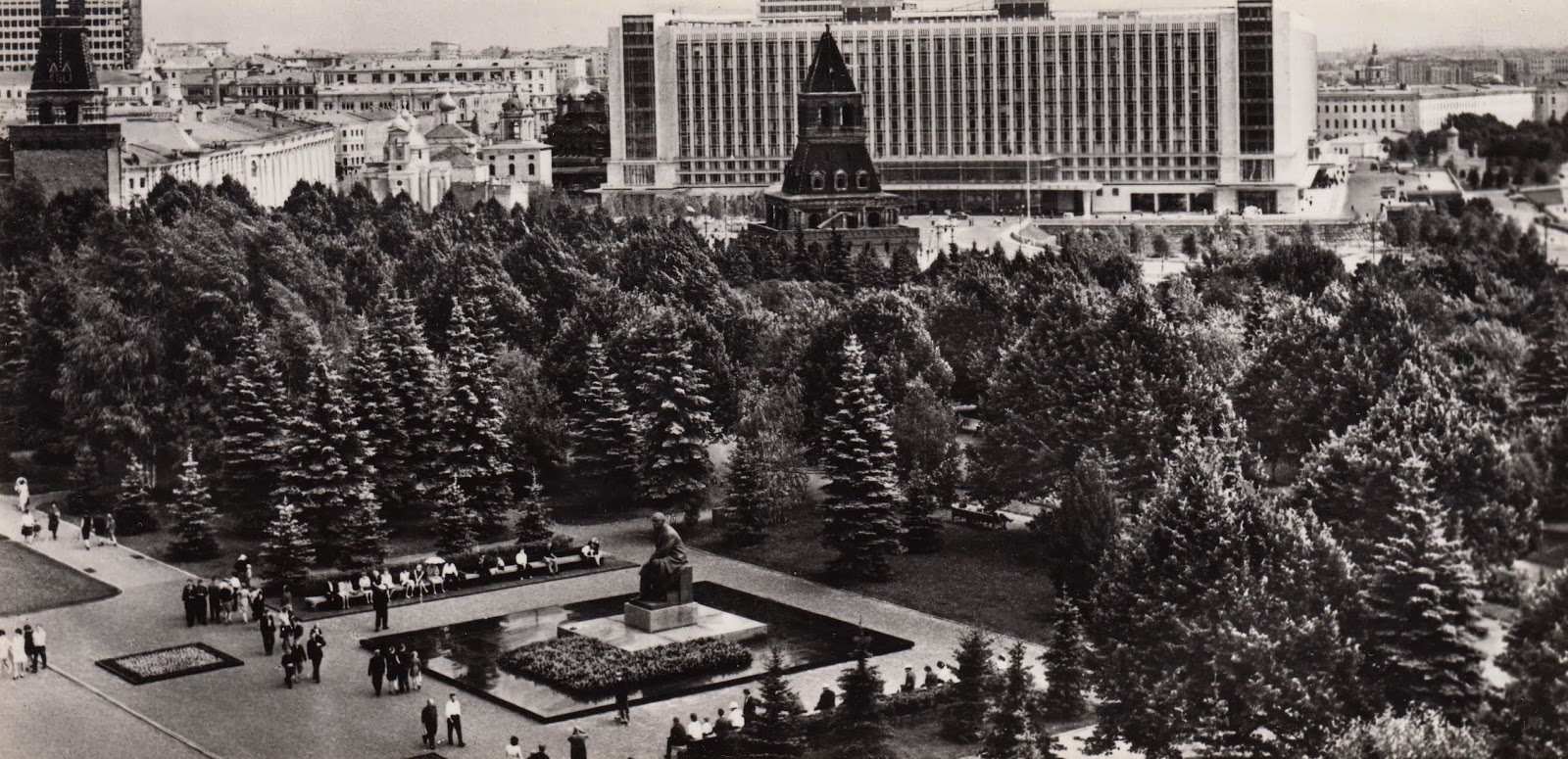 Памятник Ленину в Тайницком саду. Памятник Ленину в Кремле Московский Кремль. Памятник Ленину в Московском Кремле. Тайницкий сад в Кремле памятник Ленину