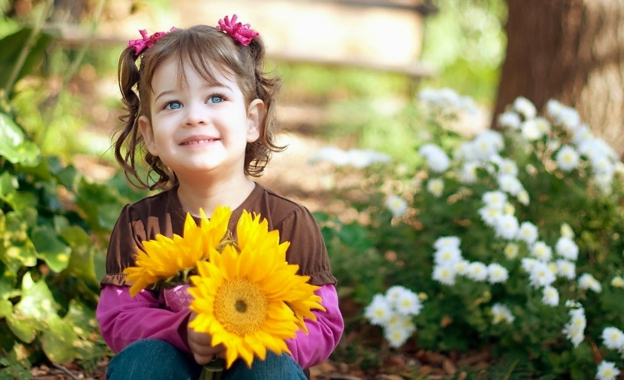 Kumpulan Gambar Foto Bayi Bayi Cantik Dan Keren Bermain Bunga 2015