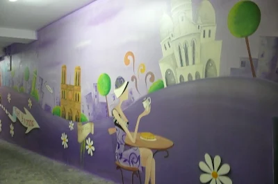 Artystyczne malowanie obrazu na ścianie w celu dekoracji ściany w barze. Warszawa