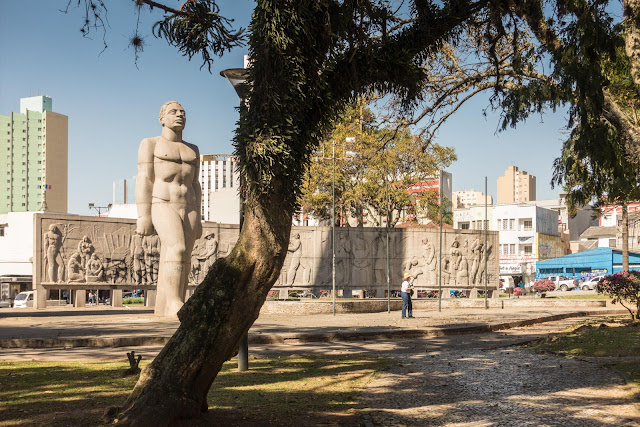 Estátua do Homem Nu na Praça 19 de Dezembro em Curitiba