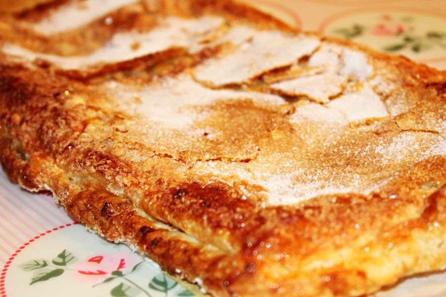 COCA DE HOJALDRE Y CHICHARRONES {LLARDONS}