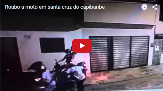 Vídeo mostra mulher sendo assaltada e tendo sua moto levada em Santa Cruz do Capibaribe