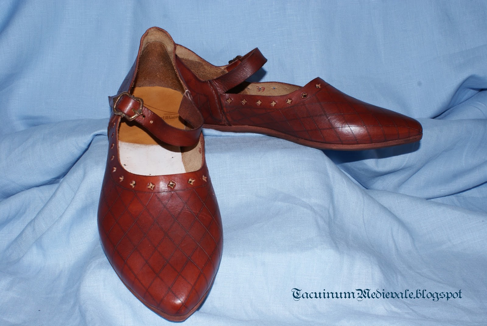 Scarpe medievali da donna con fibbia II. XIII-XIV secolo