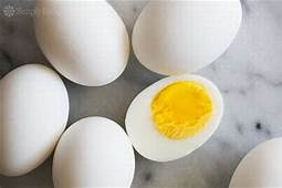 茹で卵と割って黄身が見えている卵