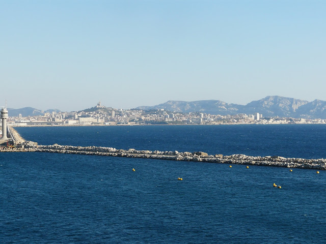 Vue sur le port de Marseille depuis le balcon de notre cabine.