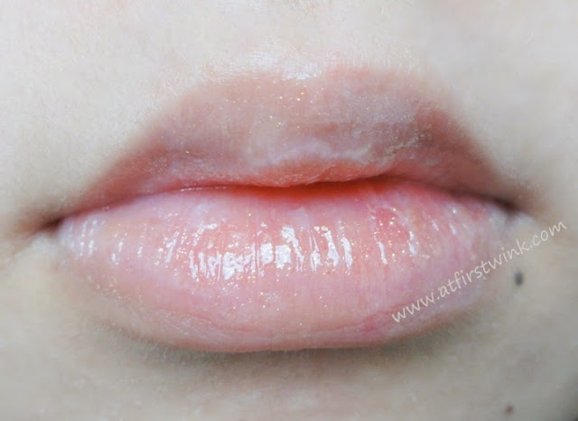 Clio Lipstealer gloss 2 - Bride Pink on lips