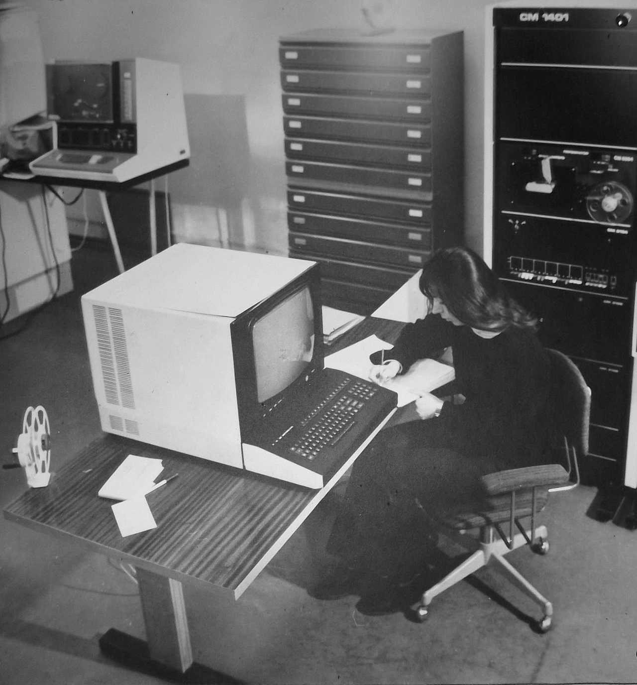 Третье поколение эвм фото. Эльбрус 1 ЭВМ. ЭВМ это в информатике 3 поколение. Четвертое поколение компьютеров. Компьютеры третьего поколения.