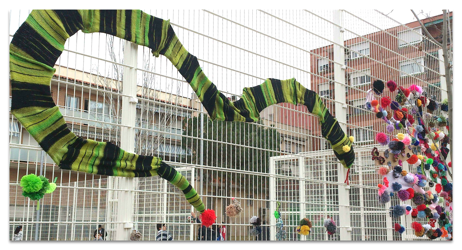 serpiente-hecha-con-retales-de-lana-en-tonos-verdes