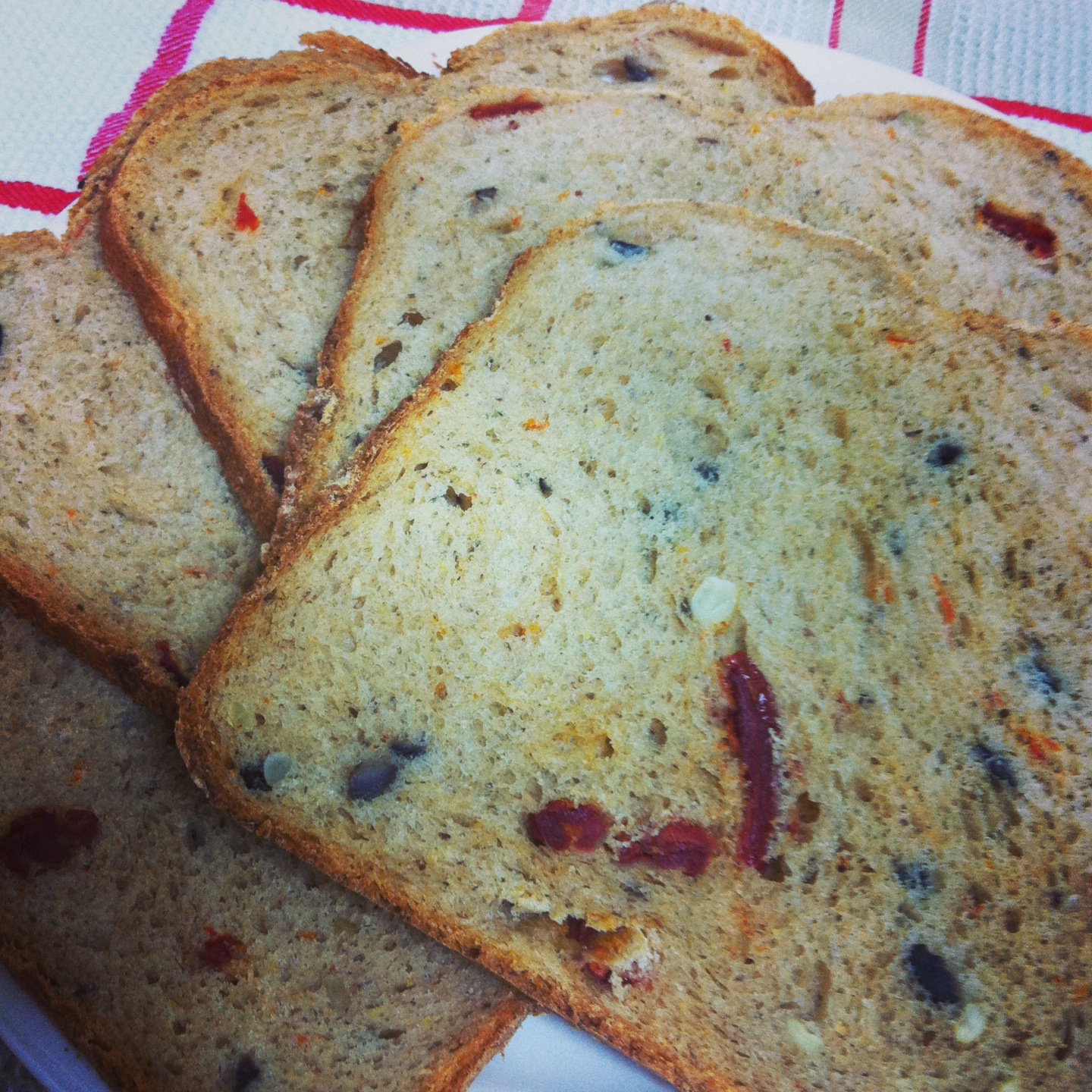 lydie's kitchen Sundried Tomato and Olive Bread (bread machine)