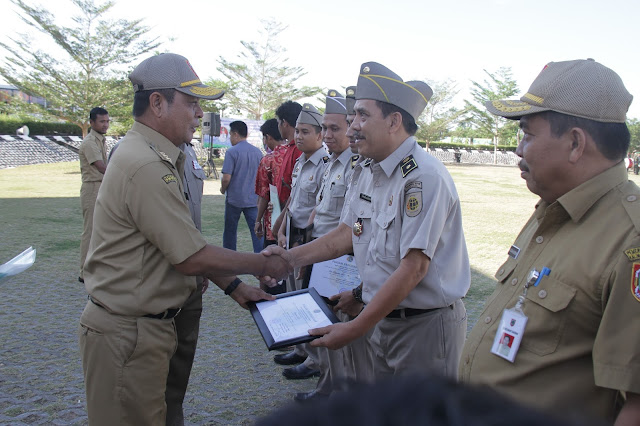 Gubernur Kalsel, H Sahbirin Noor Menyerahkan Penghargaan Kepada Karyawan/Karyawati BPN Kalsel yang Berprestasi dan Menyerahkan Sertifikan Atas Nama Perorangan dan Instansi Pemerintah.