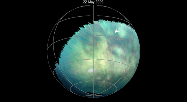 Esta animación, basada en imágenes capturadas por la misión Cassini de la NASA durante varios sobrevuelos de Titán en 2009 y 2010, muestra claros puntos brillantes que han sido interpretados como evidencia de tormentas de polvo