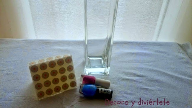 decorar jarrón , DIY, manualidad , pintauñas , jarrón cristal, topos , lunares