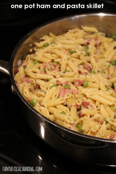 One Pot Ham & Pasta Skillet // A perfectly simple spring dish that can be enjoyed all year round - and in a flash, ready in under 30 minutes. #recipe #onepot #maindish #ham #spring