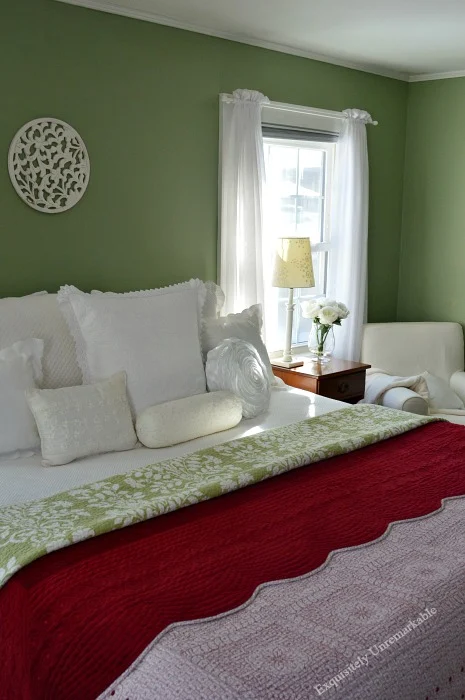 How to decorate a cottage style bedroom 