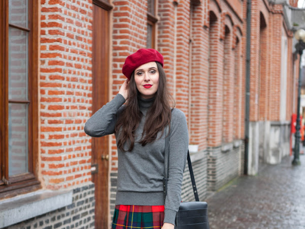 Outfit: vintage inspired in plaid pleated skirt, purple tights and turtleneck