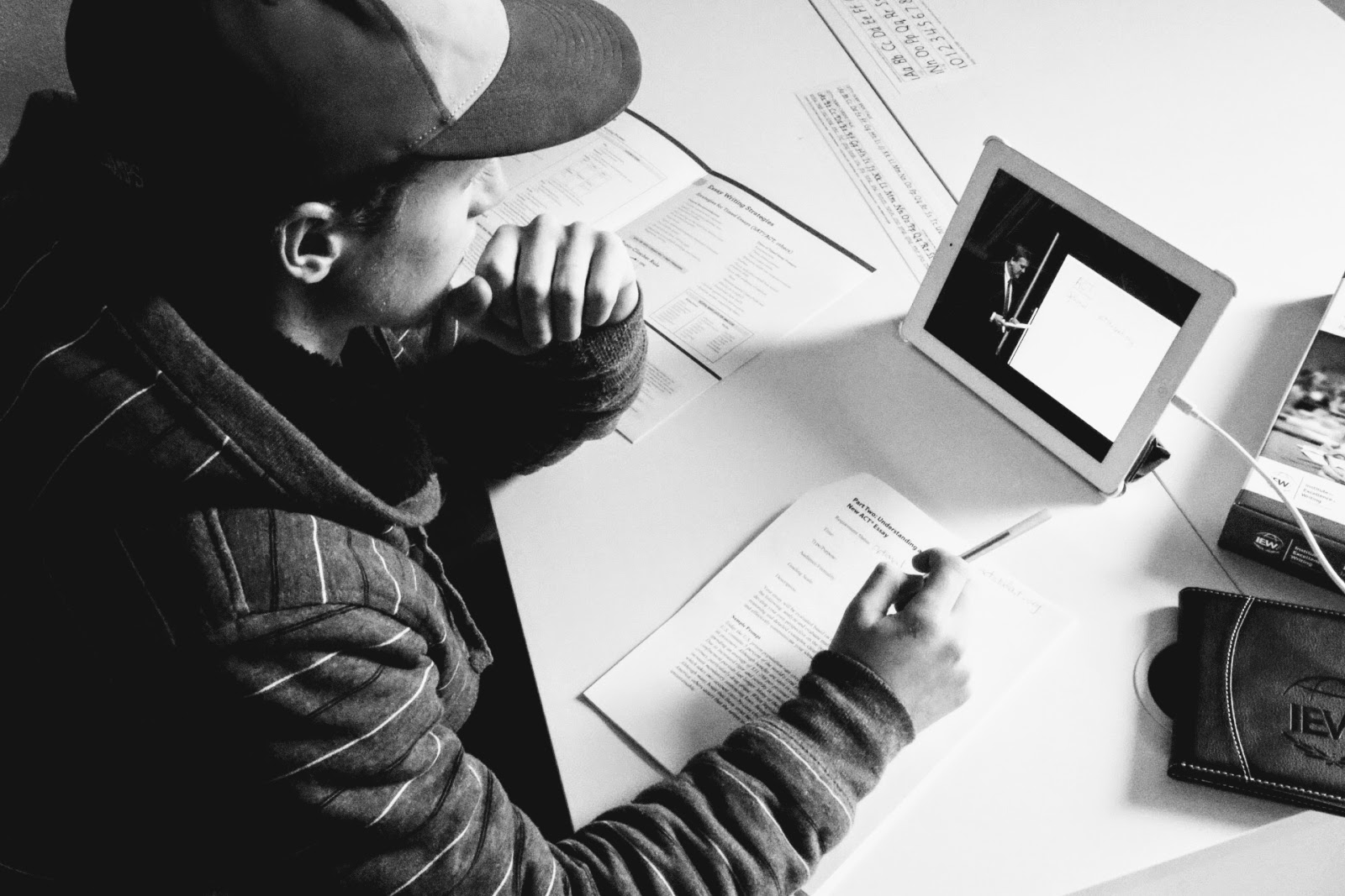 What are the three parts of an effective introductory paragraph? image