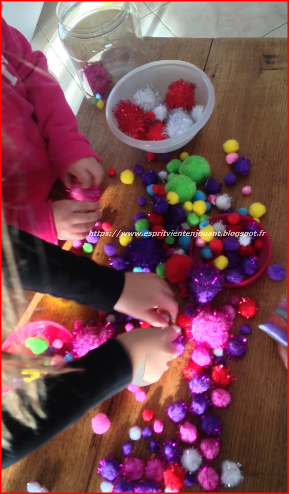 L'esprit vient en jouant: [Activité enfants] Décorer une couronne de Noël  avec des pompons et des épingles (DIY, tuto, activité enfant)
