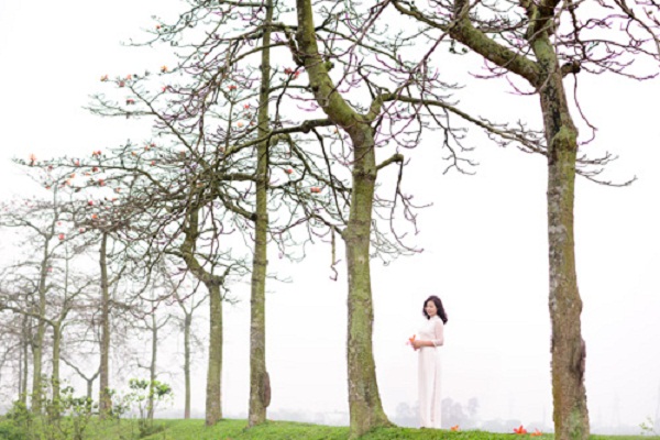 [Image: Thieu-nu-no-nuc-chup-hinh-ben-hoa-gao-6.jpg]