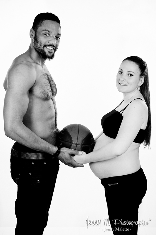 shooting grossesse en studio avec ballon de basket