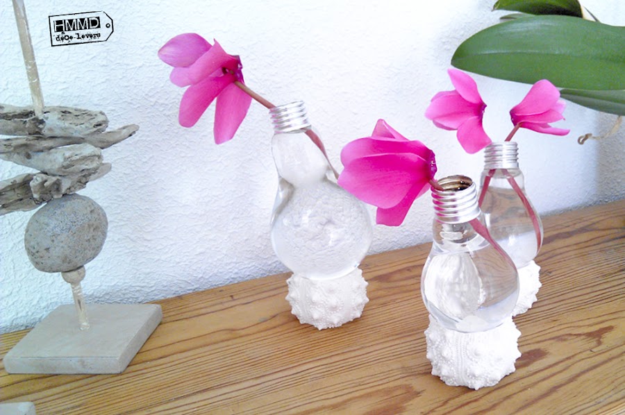 Armario vintage restaurado en azul y papel pintado by HMMD, HandMadeManiaDecor. Decoración con color para espacios pequeños. Vitrina con tela de gallinero.Vintage restored cabinet in blue with paper. Chicken wire cabinet.