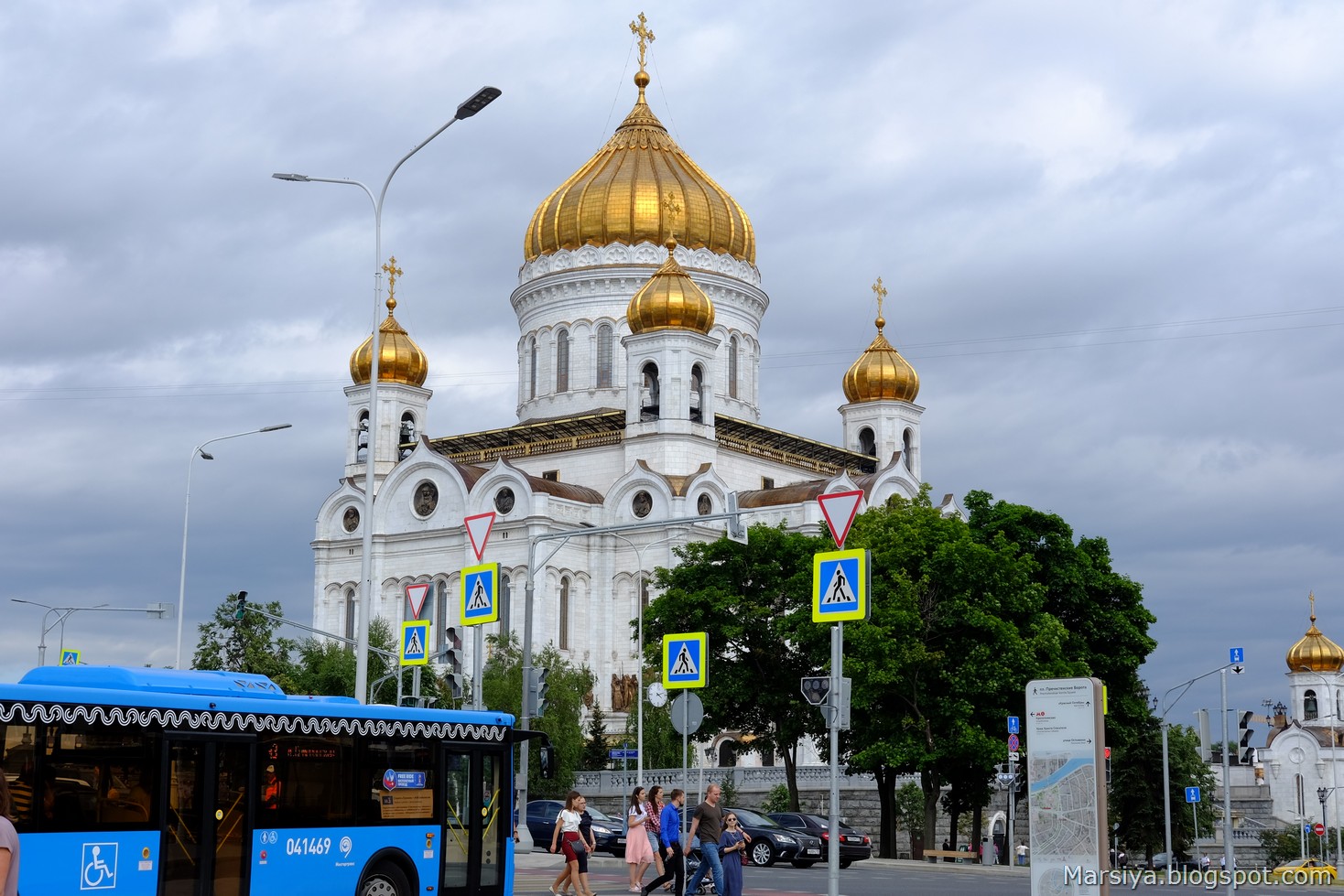 Церковь на кропоткинской. Кропоткинская выход к храму. Кропоткинская храм христа выход. Кропоткинская станция метро храм христа спасителя. Храм на кропоткинской москва.