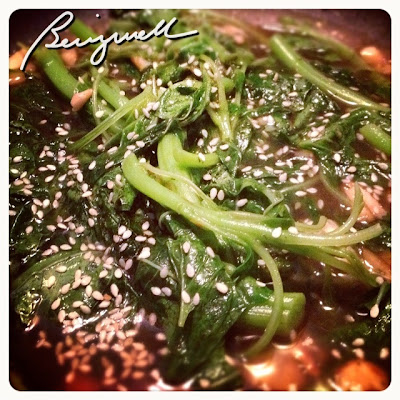 Cooking Stir-fried Spinach with Sesame Seeds