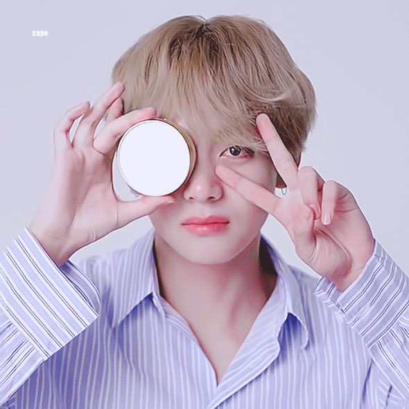 더쿠 - 태형이 물건 잡을 때 손끝으로 잡는 거 좋아