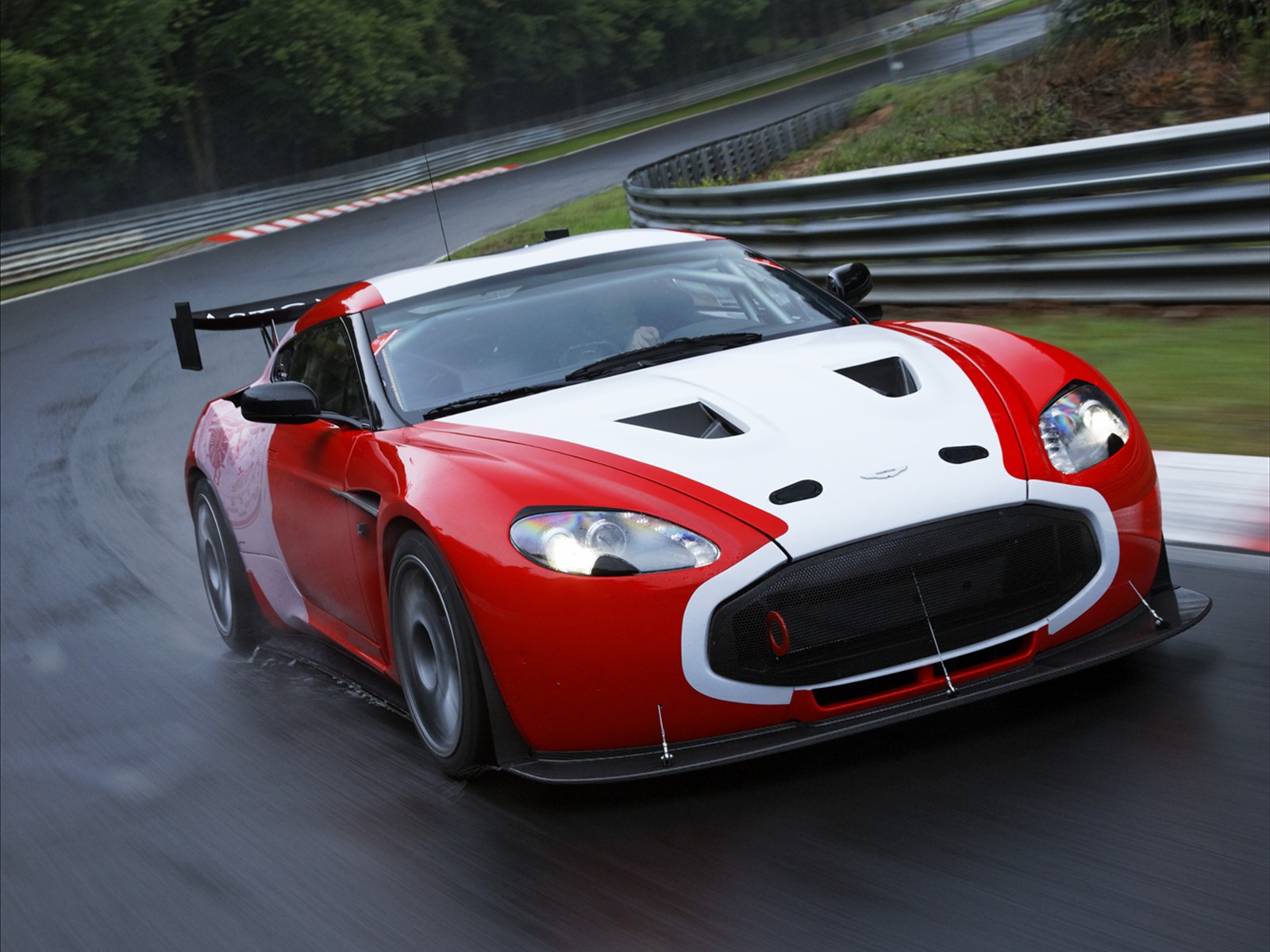 Aston Martin v12 Zagato красивая