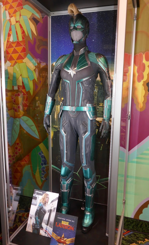 Captain Marvel Vers Starforce uniform