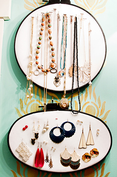 these embroidery hoop jewelry holders are a simple and functional diy