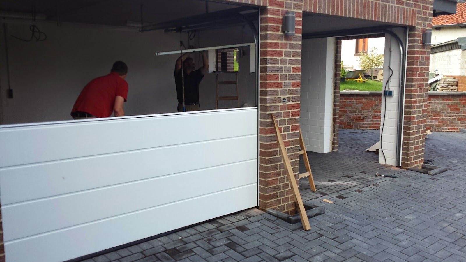 Projekt Eigenheim: Doppelgarage - Sektionaltore eingebaut