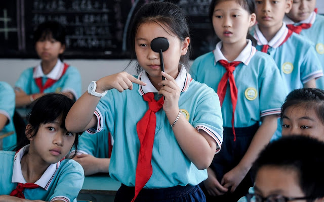 Siswa di cina melakukan tes mata
