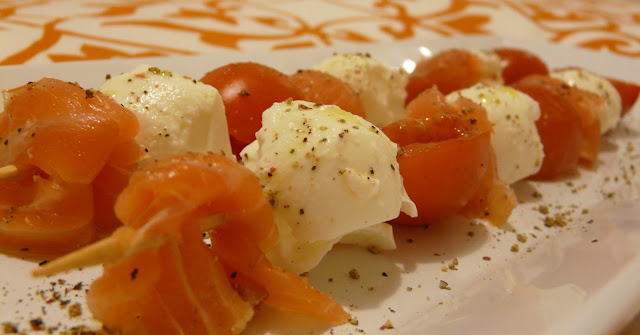  Brochetas de salmón, queso y tomates cherry 