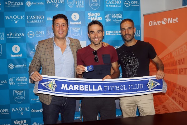 El Marbella FC hace entrega al ciclista Luis Ángel Maté del abono para la temporada 2018/19