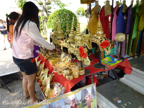 Thai costume for rent at Wat Arun