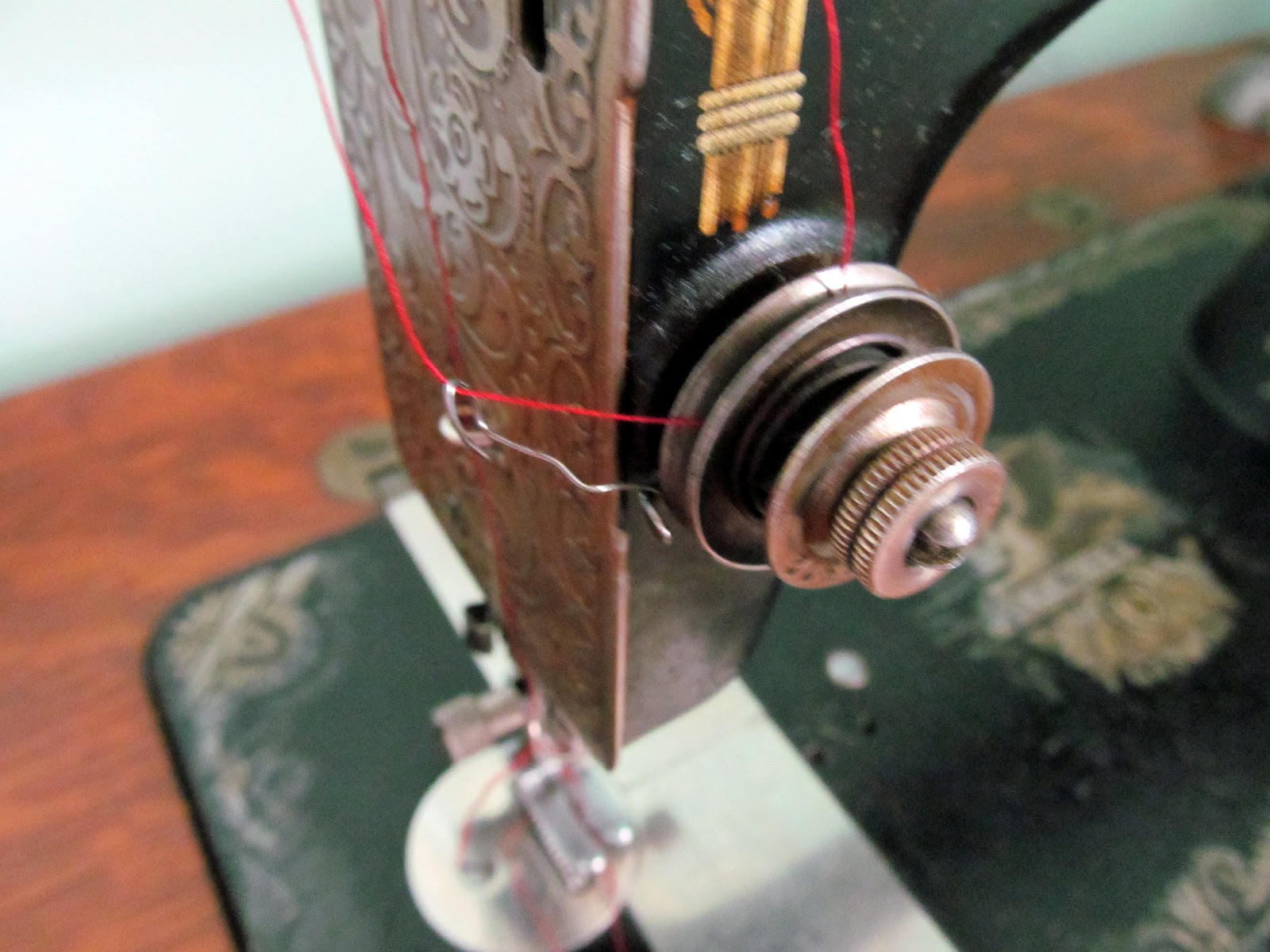 Trampled by Geese: Singer 127 - Disassembling the Upper Thread Tension
