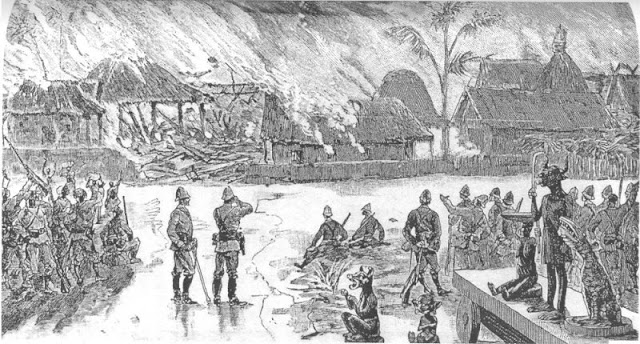 Французские солдаты наблюдают за пожаром в Абомее - столице Дагомеи.